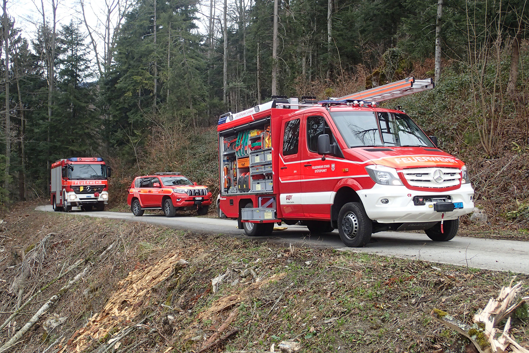 Ein Mann, der sich bei Holzschlagarbeiten verletzt hat, wird von der Strassenrettungsgruppe aus steilem Gelände an der Niederrickenbachstrasse gerettet.