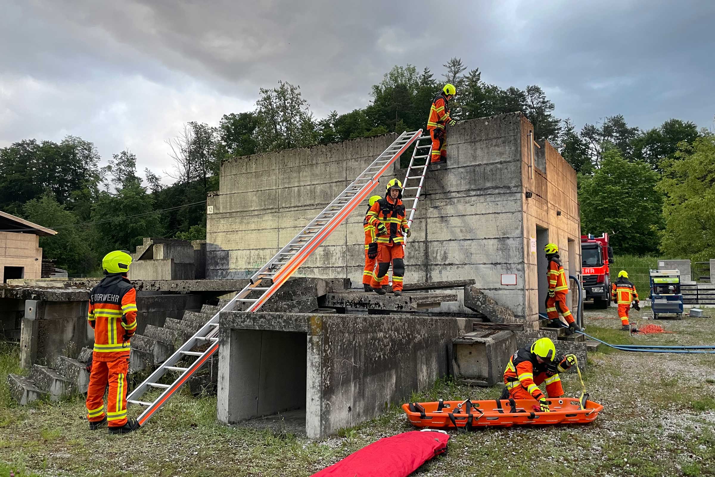 Auf der Trümmeranlage des Zivilschutzes Nidwalden in Oberdorf übt der 2. Einsatzzug Rettungen.