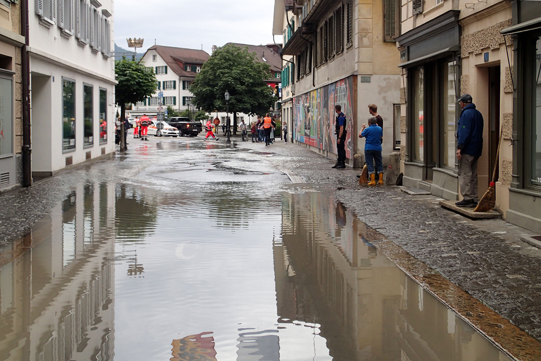 Eingangs der Engelbergstrasse bricht eine Wasserleitung und unterspült Strasse und Trottoir.
