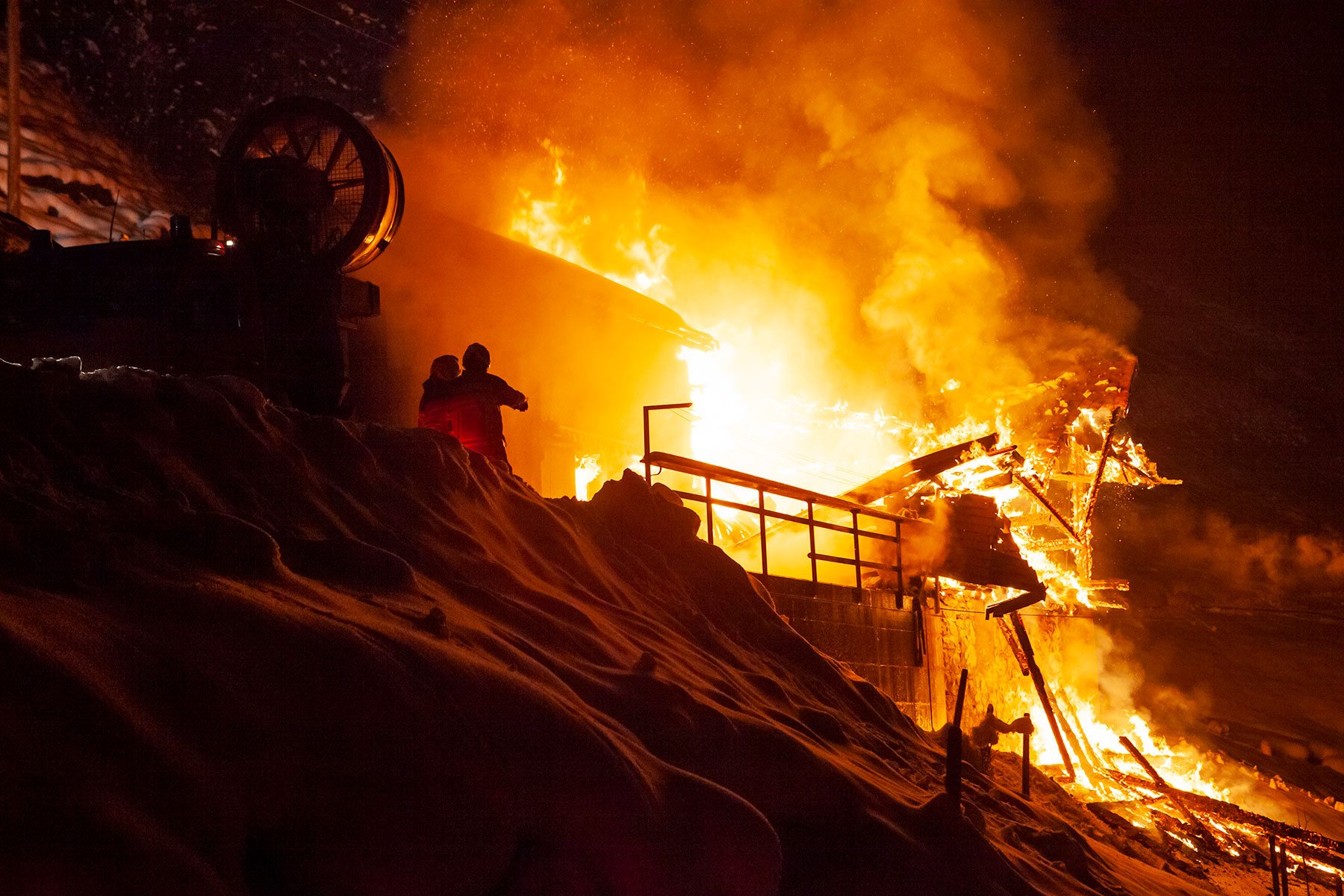 Oberhalb von Büren brennt ein Wohnhaus nieder. Die Feuerwehren Oberdorf, Dallenwil, Wolfenschiessen und Stans können ein Übergreifen des Brandes auf den Stall verhindern.