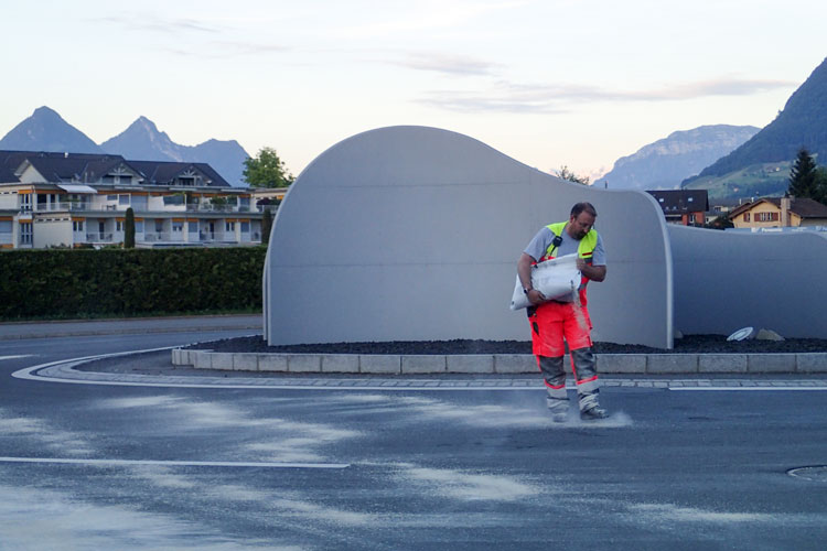 Das Ersteinsatzelement 1 beseitigt eine Ölspur vom Länderpark in Richtung Ennetbürgen.
