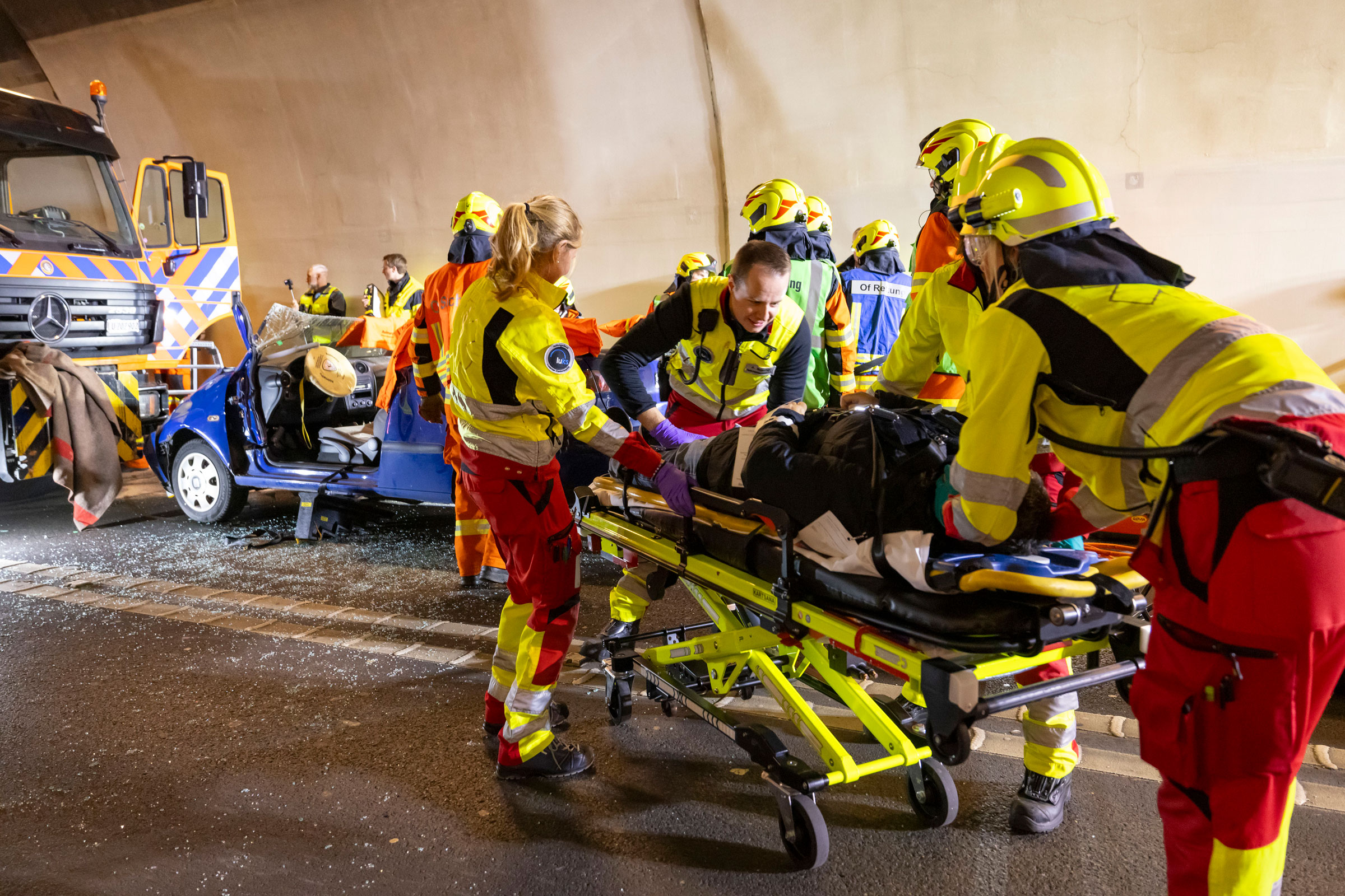 Die Patientin ist auf dem Weg ins Ambulanzfahrzeug.