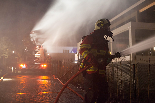 Am Ostermorgen brennt am Seerosenweg in Hergiswil eine Scheune. Die Stützpunktfeuerwehr Stans unterstützt die Feuerwehren Hergiswil und Stansstad mit dem mobilen Grossventilator.