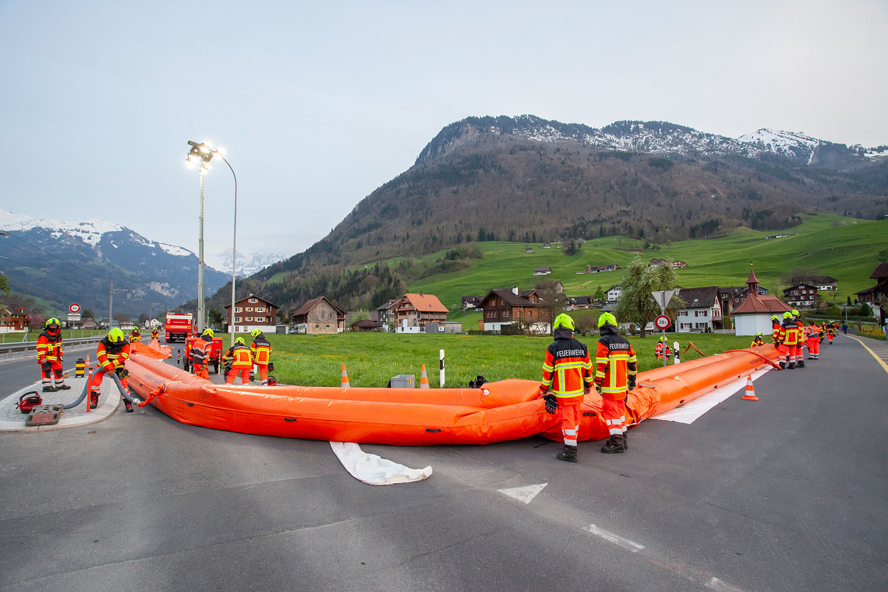 Der 1. Einsatzzug übt bei St. Heinrich den Aufbau einer Hochwassersperre.