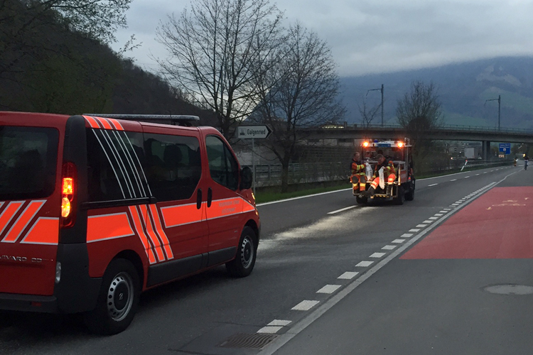 Auf der Rotzlochstrasse entfernt das Ersteinsatzelement 2 eine Ölspur.