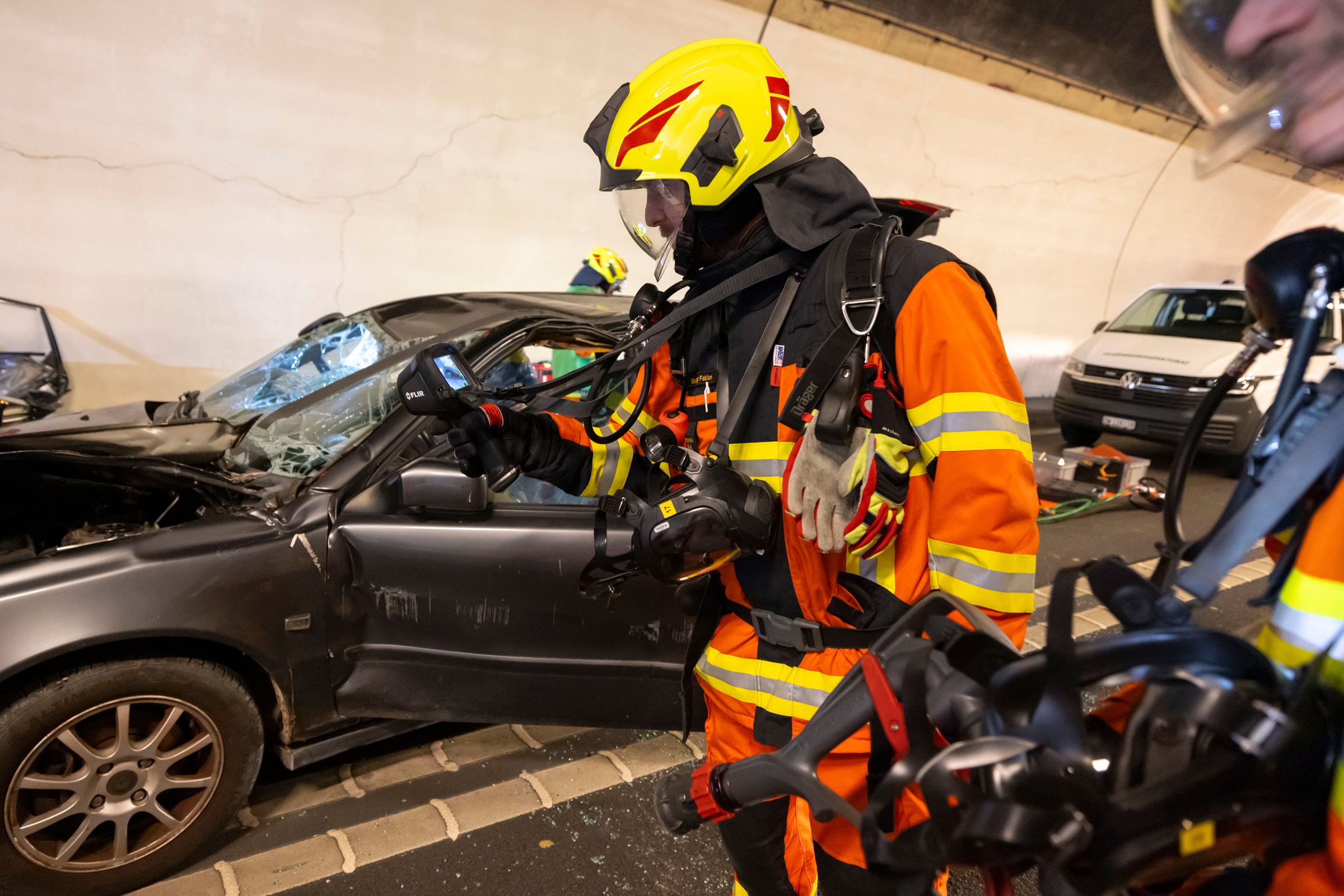Der Brandschutz um die beschädigten Autos wird die ganze Zeit aufrechterhalten.