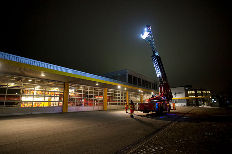 Die Autodrehleitergruppe übt beim Feuerwehrlokal.