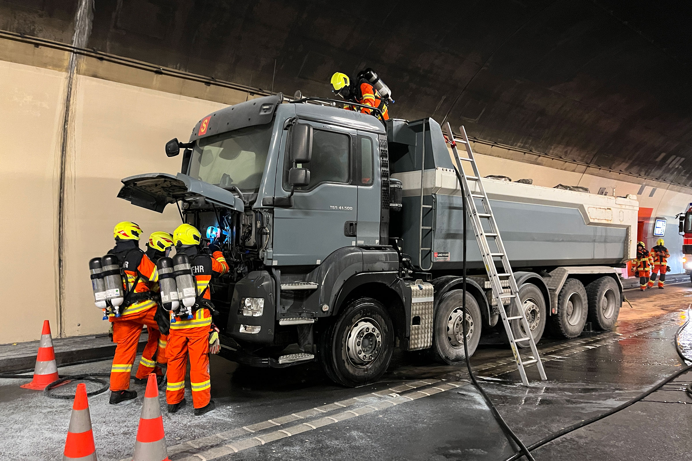 Im Loppertunnel A8 brennt ein Lastwagen.