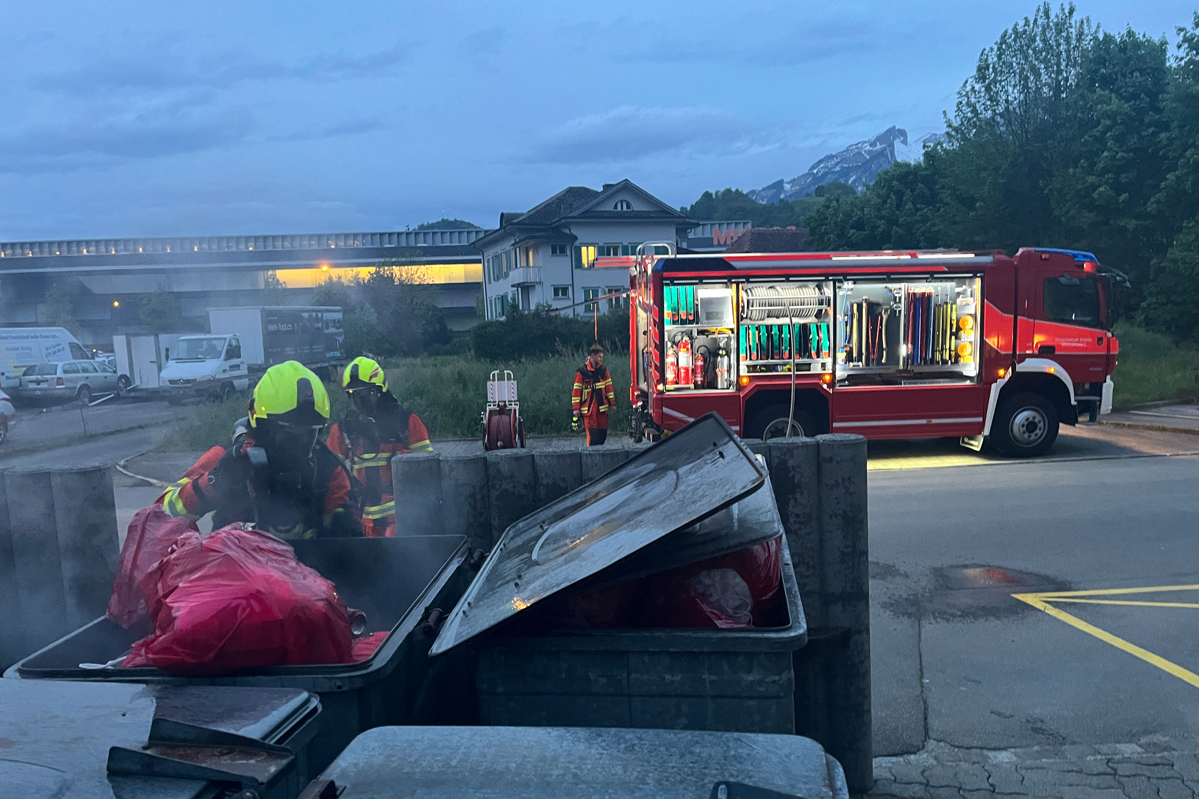 Das Ersteinsatzelement 2 löscht einen brennenden Abfallbehälter.