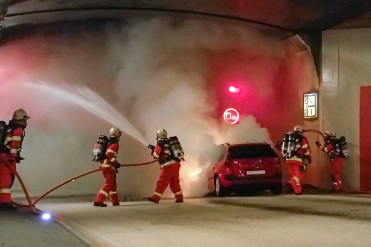 Im Kirchenwaldtunnel brennt ein Auto. Die Atemschutzgruppe für unterirdische Verkehrsanlagen (UVA) rückt aus und löscht es.