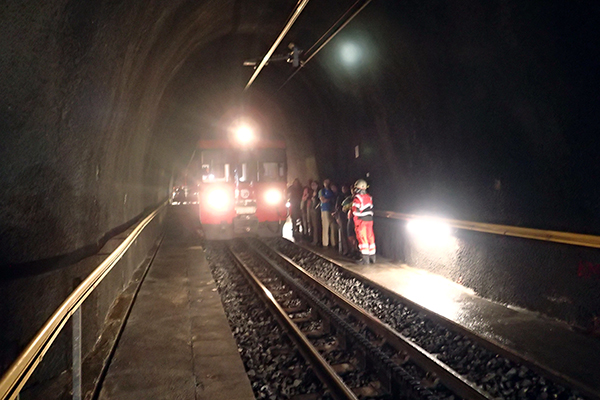 Wieder muss ein Zug mit 81 Passagieren im Tunnel Engelberg anhalten. Die Feuerwehrleute führen die Passagiere zu Fuss oder mit dem «Tunnelblitz», dem schienengängigen Fahrzeug der Feuerwehr, ins Freie.