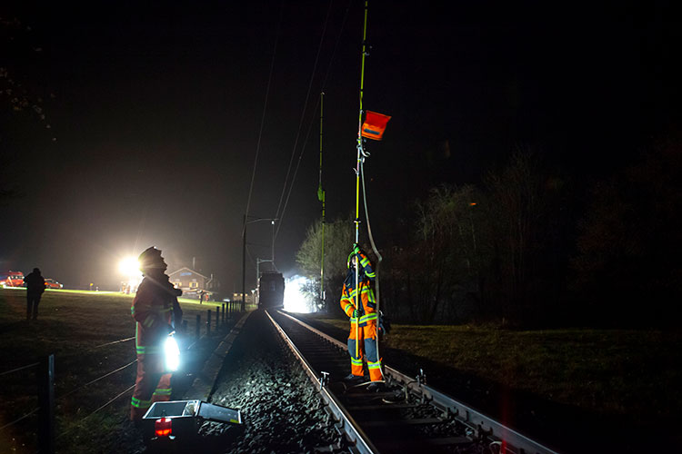 In Wolfenschiessen unterstützt die Erdungsgruppe den Verein Engelbergbahn bei einer Übung.