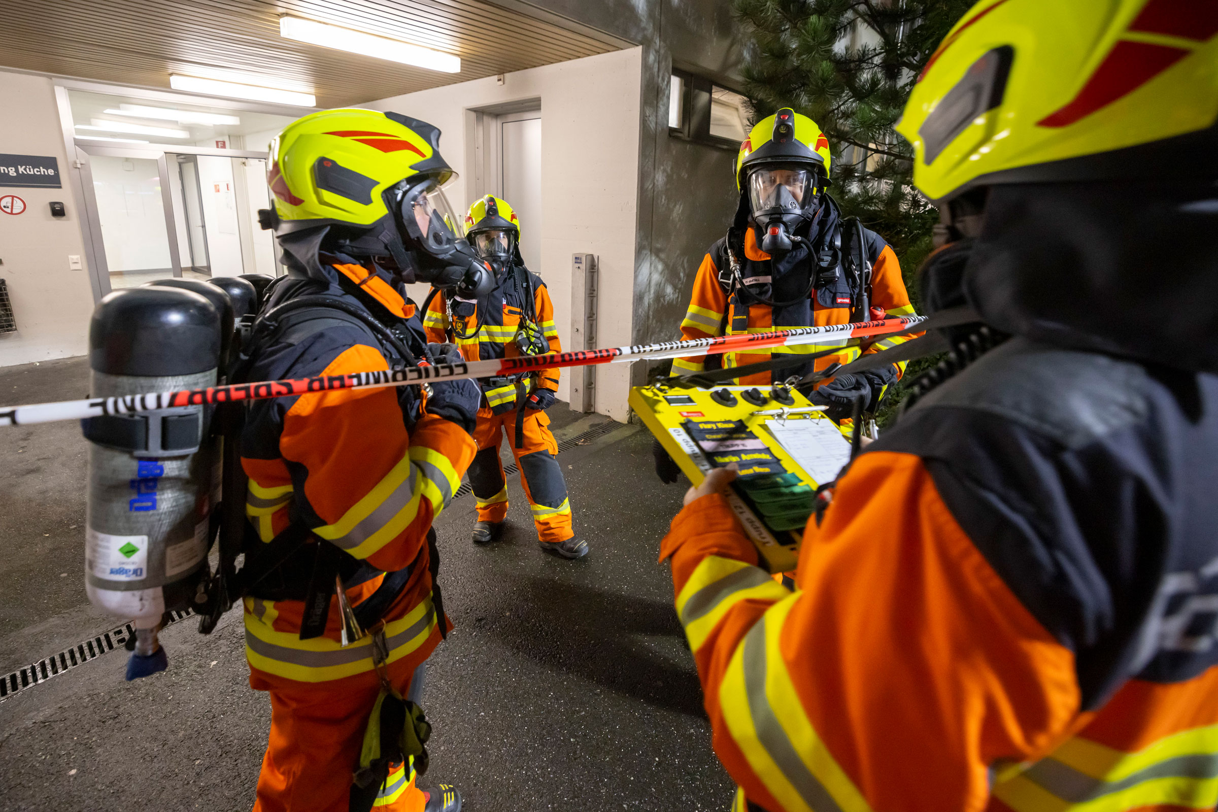 Einsatzkräfte, die die Gefahrenzone betreten haben, gelten als kontaminiert und dürfen die Zone nicht mehr verlassen.