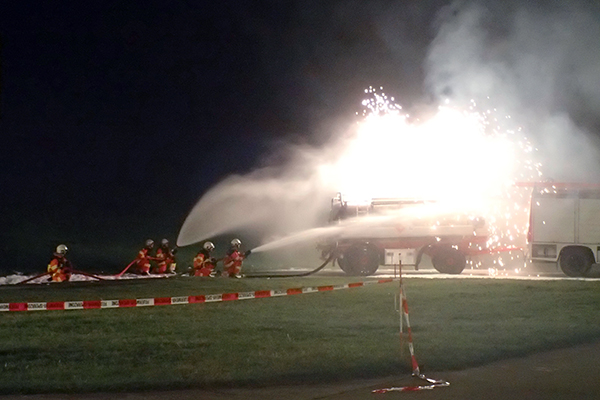 Auf dem Flugplatz in Ennetbürgen übt die Feuerwehr Stans den dreifachen Löschangriff.