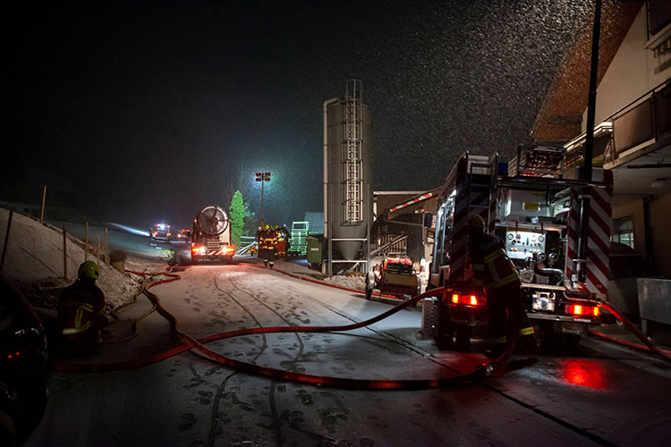 Beim Brand in einer Scheune am Buochserberg unterstützt die ADL-Gruppe die Feuerwehren Buochs-Ennetbürgen und Beckenried. Das Feuer ist schnell unter Kontrolle. Trotzdem fallen über hundert Schweine dem Brand zum Opfer.