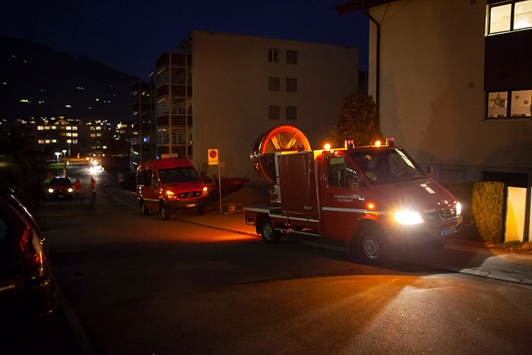 Wegen einem Christbaumbrand in Buochs bezieht die Autodrehleitergruppe zur Unterstützung der Ortsfeuerwehr einen Warteraum.