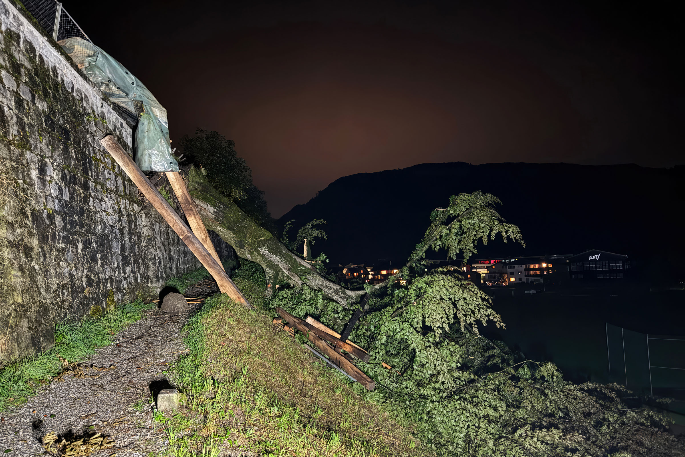 Bei einem Gewittersturm stürzt ein Baum von der Kollegimauer. Das Ersteinsatzelement sperrt den Fussweg und leistet weitere Unwettereinsätze.