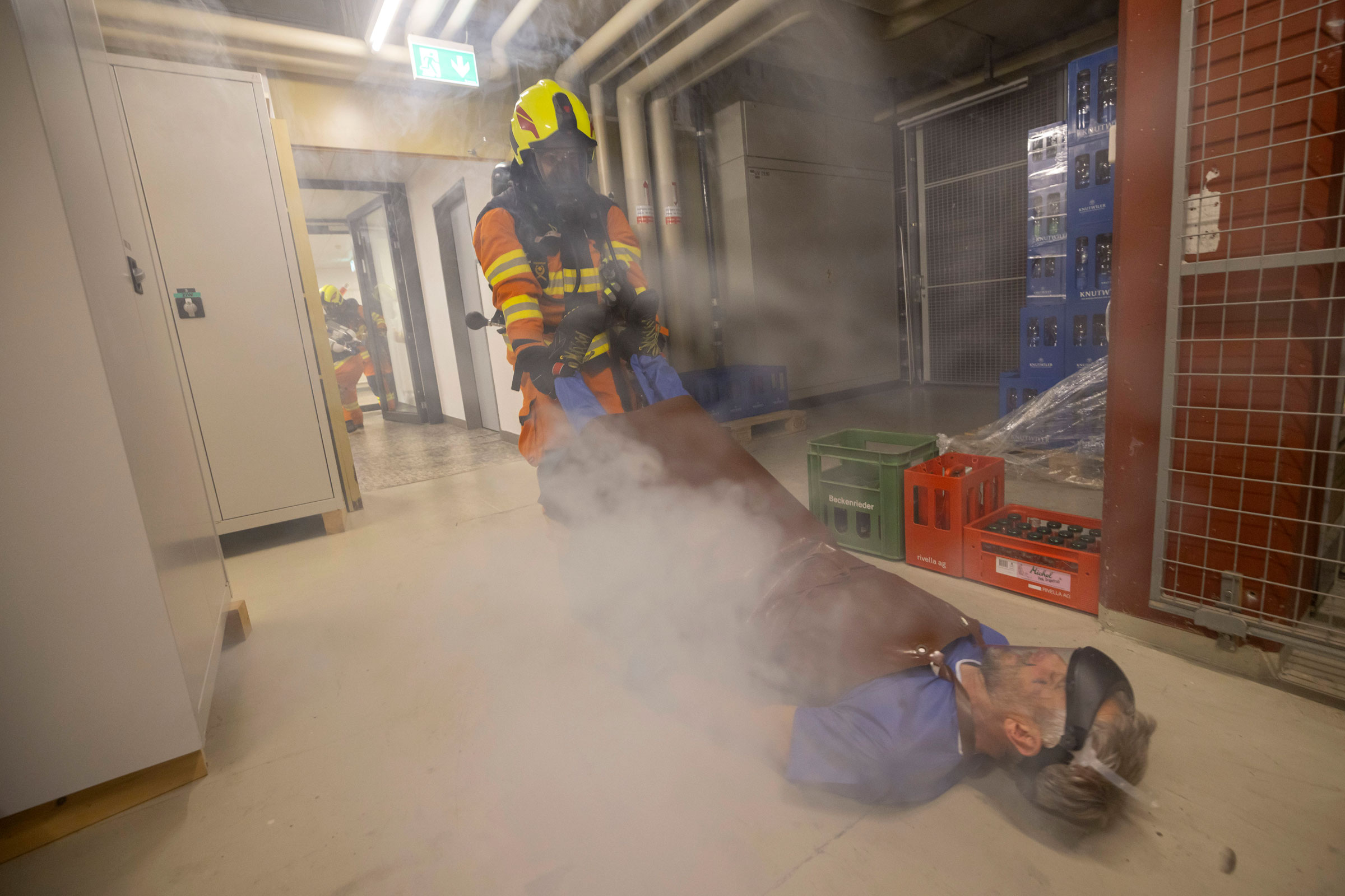 Die Feuerwehr bringt die betroffenen Personen aus dem Gefahrenbereich im Untergeschoss des Spitals.