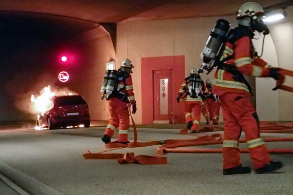 Die Feuerwehrleute verlegen die Schlauchleitungen.
