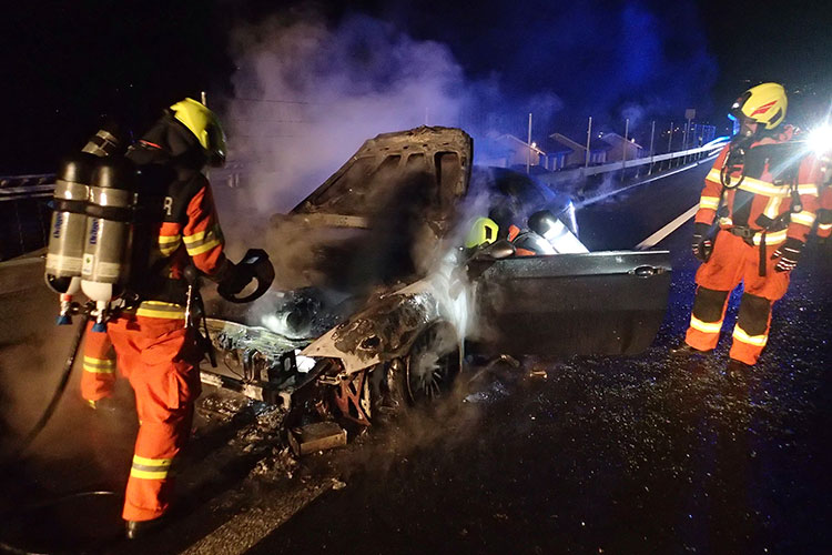 Auf der Autobahn in Beckenried brennt ein Auto.