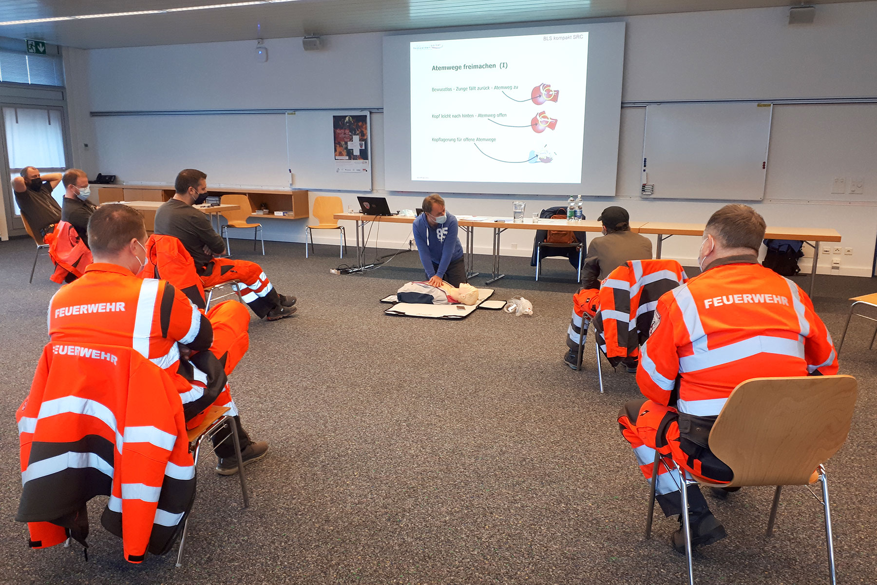 Die Strassenrettungsgruppen bilden sich in den lebensrettenden Massnahmen AED/BLS weiter.