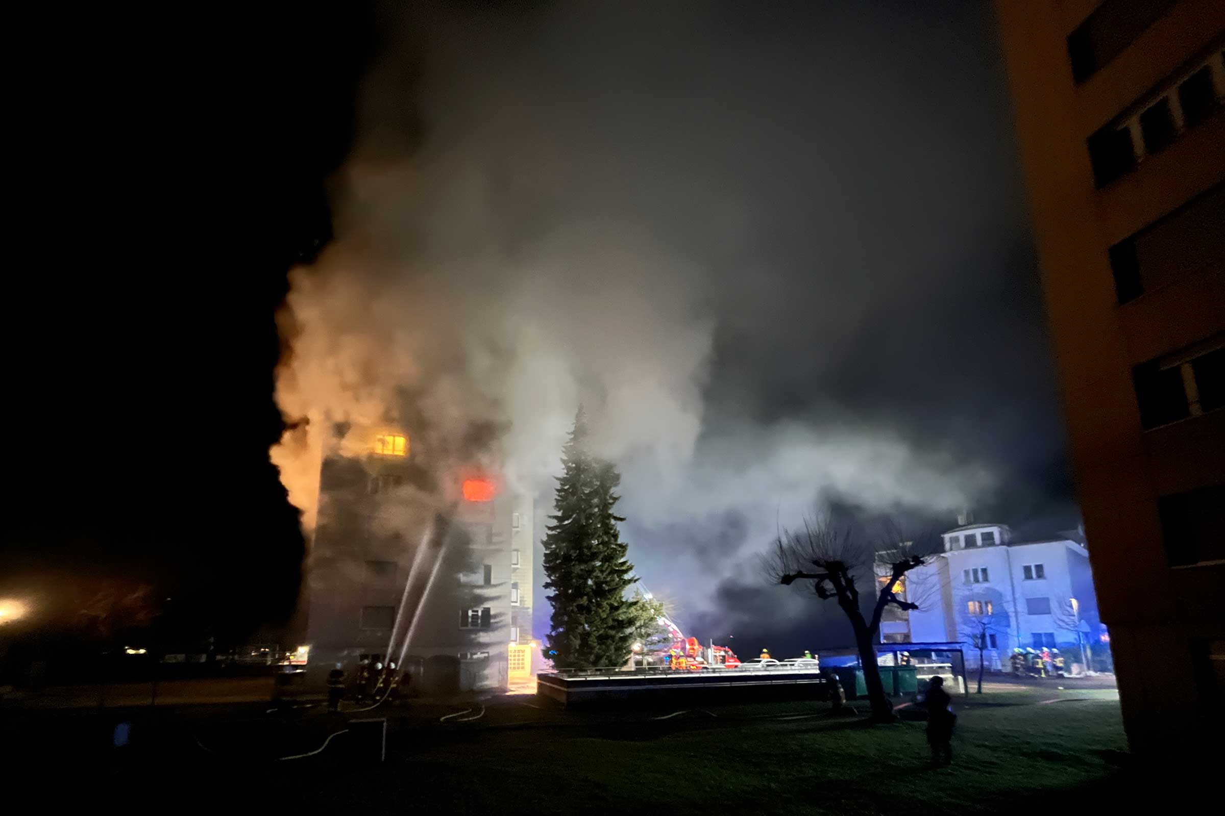 Die Stützpunktfeuerwehr Stans unterstützt die Feuerwehr Oberdorf bei einem Wohnungsbrand im vierten Stock eines neunstöckigen Hochhauses.