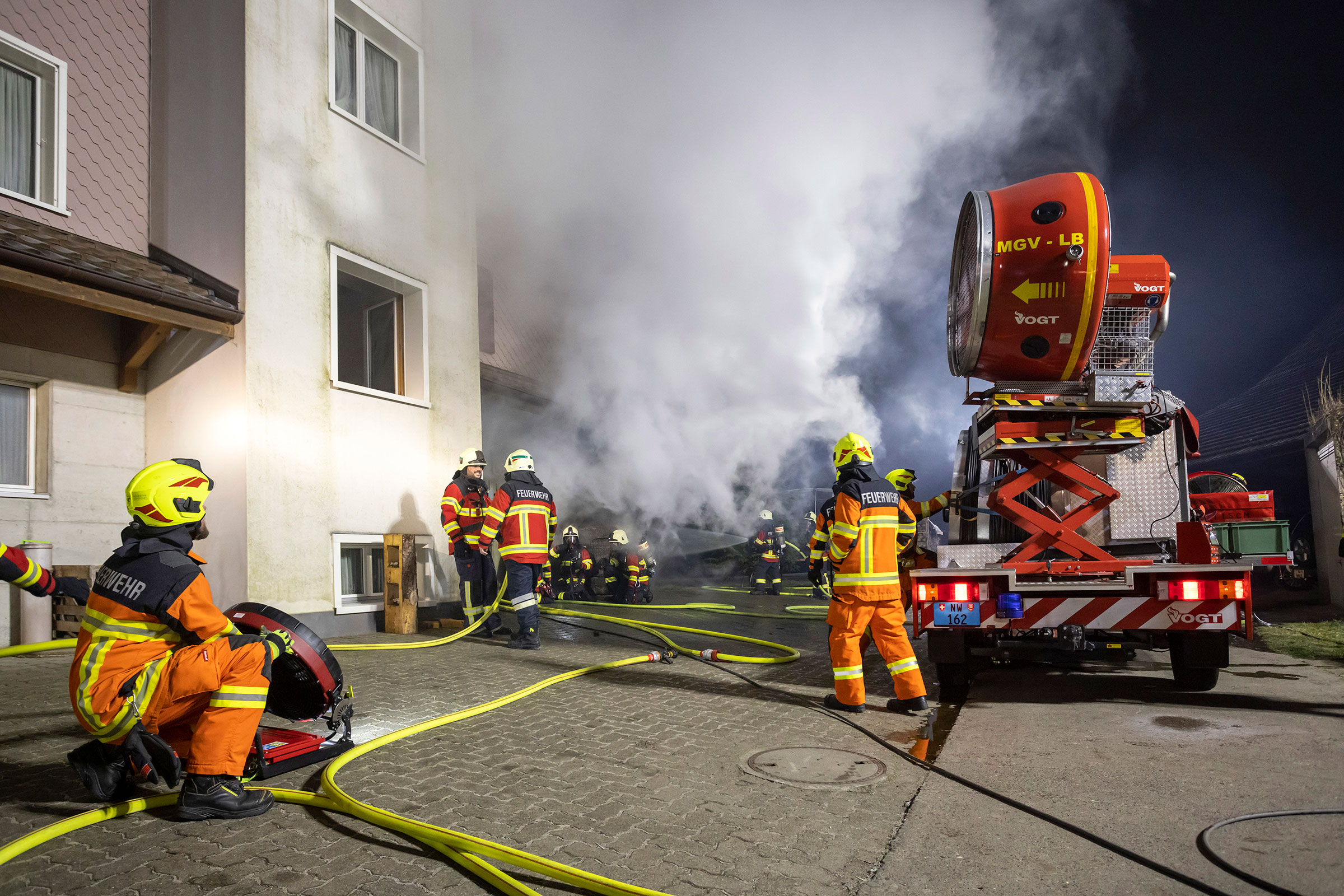 Die Feuerwehr Stans unterstützt die Feuerwehr Oberdorf bei einem Brandeinsatz.