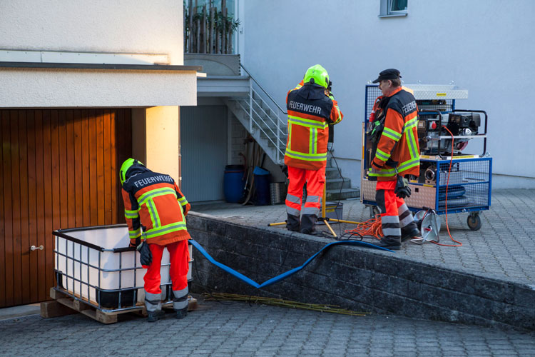 Hier muss die Einsatzgruppe Wasser pumpen.