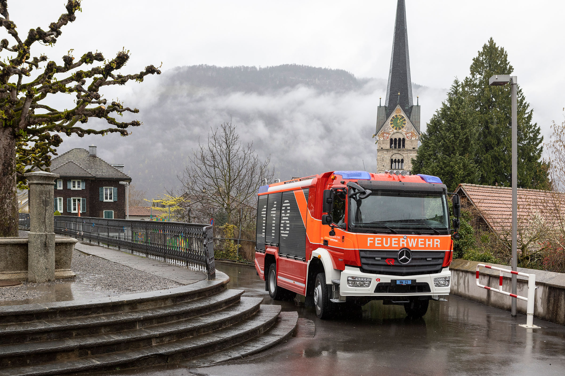 Um trotz dem erwarteten Verkehrsaufkommen während dem Empfang von Skirennfahrer Marco Odermatt einsatzbereit zu bleiben, werden Einsatzfahrzeuge ins Dorf verlegt.