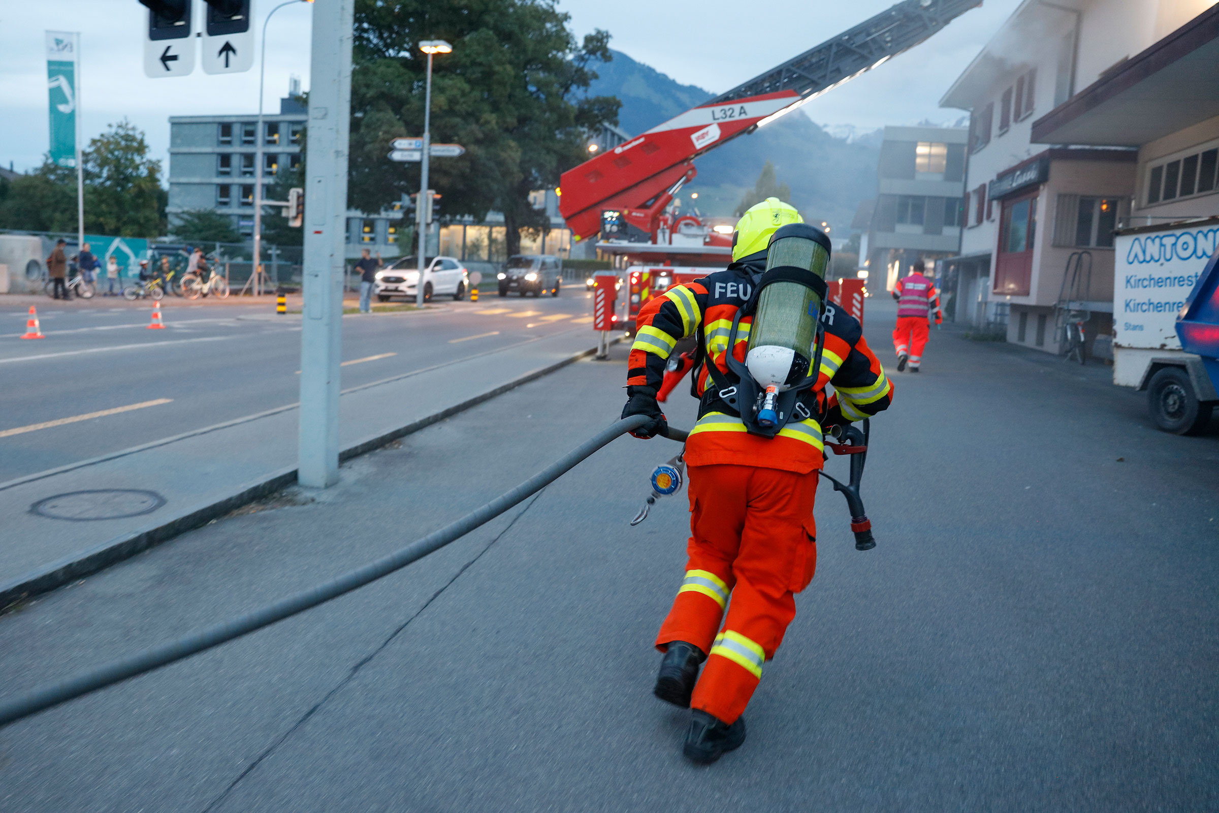 Die Schnellangriffsleitung wird in Stellung gebracht.