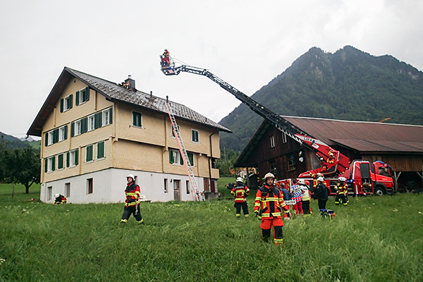 Ein Blitzschlag setzt in Beckenried ein Wohnhaus in Brand. Die Autodrehleitergruppe aus Stans rückt zur Unterstützung aus.