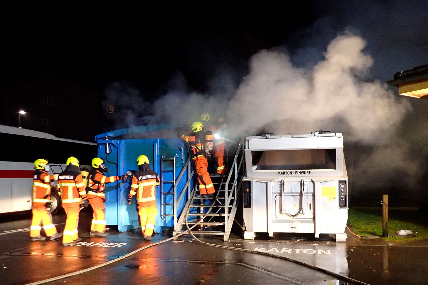 Erneut brennt der Altpapiercontainer beim Gemeindeparkplatz.