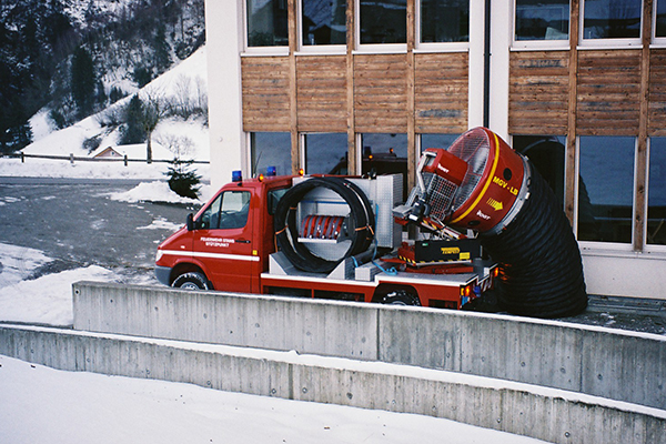 Der Mobile Grossventilator im Saugbetrieb beim Schulhaus Emmetten