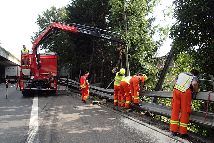 In Hergiswil beschädigt ein Lastwagen die Lärmschutzwand der Autobahn.
