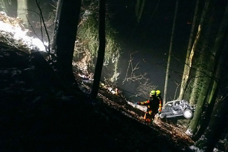Bei einem Selbstunfall am Bürgenberg wird ein Lenker aus seinem Fahrzeug geschleudert und tödlich verletzt. Die Strassenrettungsgruppe übernimmt im unwegsamen Gelände Sicherungs-, Beleuchtungs- und Transportaufgaben.