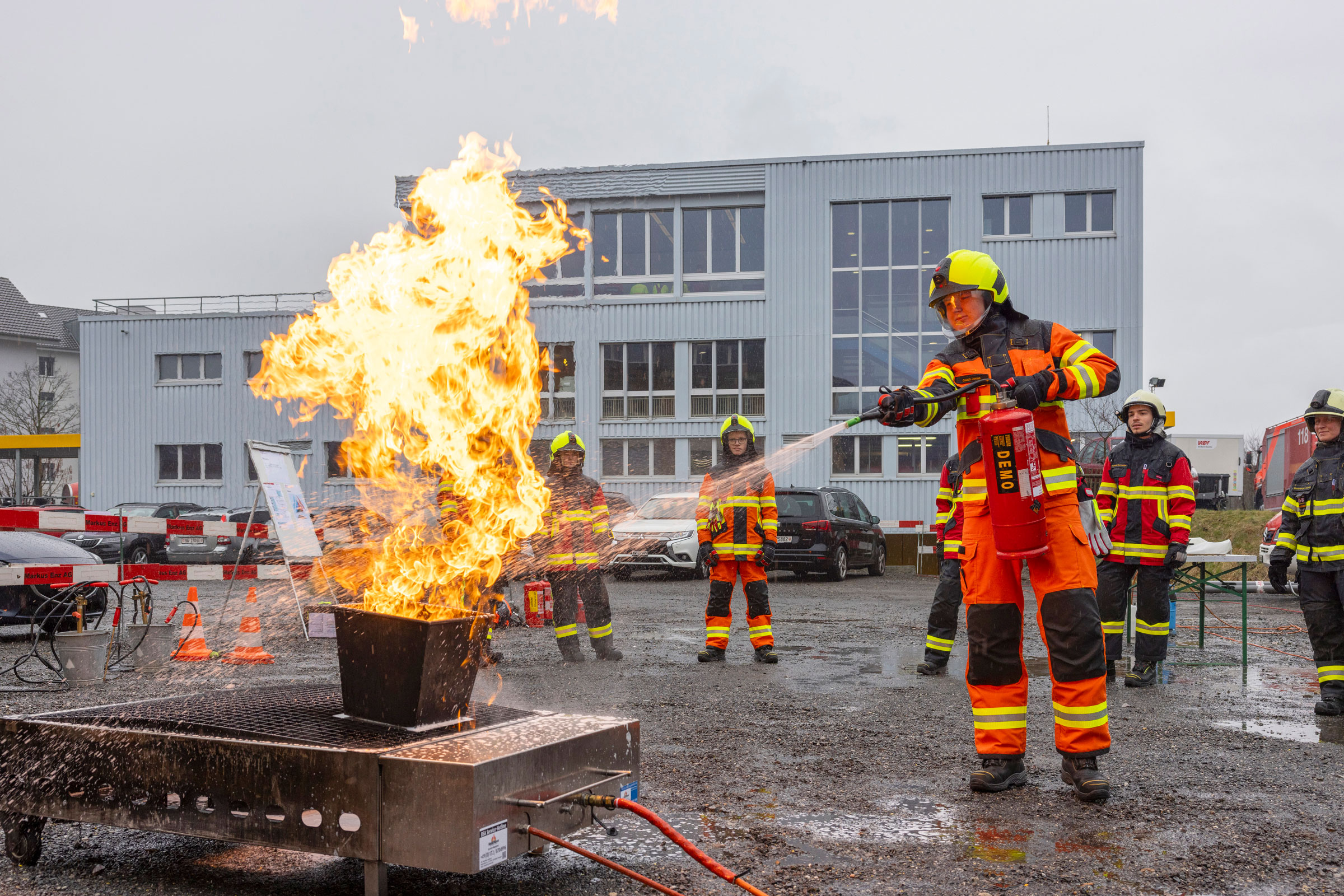 Die neu in die Feuerwehr Eingeteilten löschen am Einführungskurs in Stans ihre ersten Feuer.