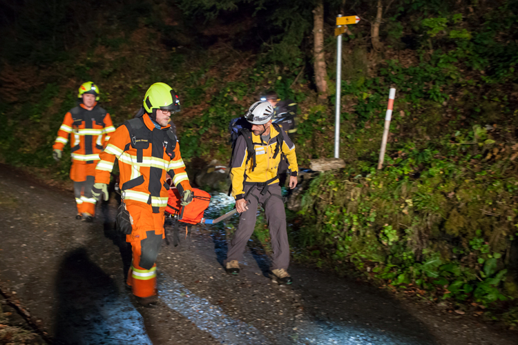 Feuerwehrleute helfen ihnen dabei.