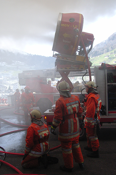 Der Mobile Grossventilator erzeugt bei einem Brand Wassernebel zur Kühlung.