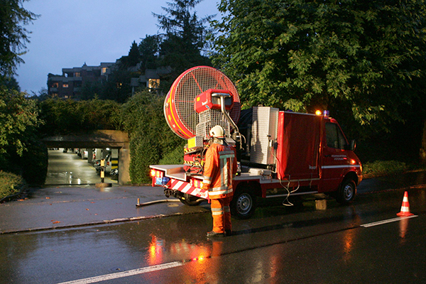 Der Mobile Grossventilator setzt eine Tiefgarage unter Druck.