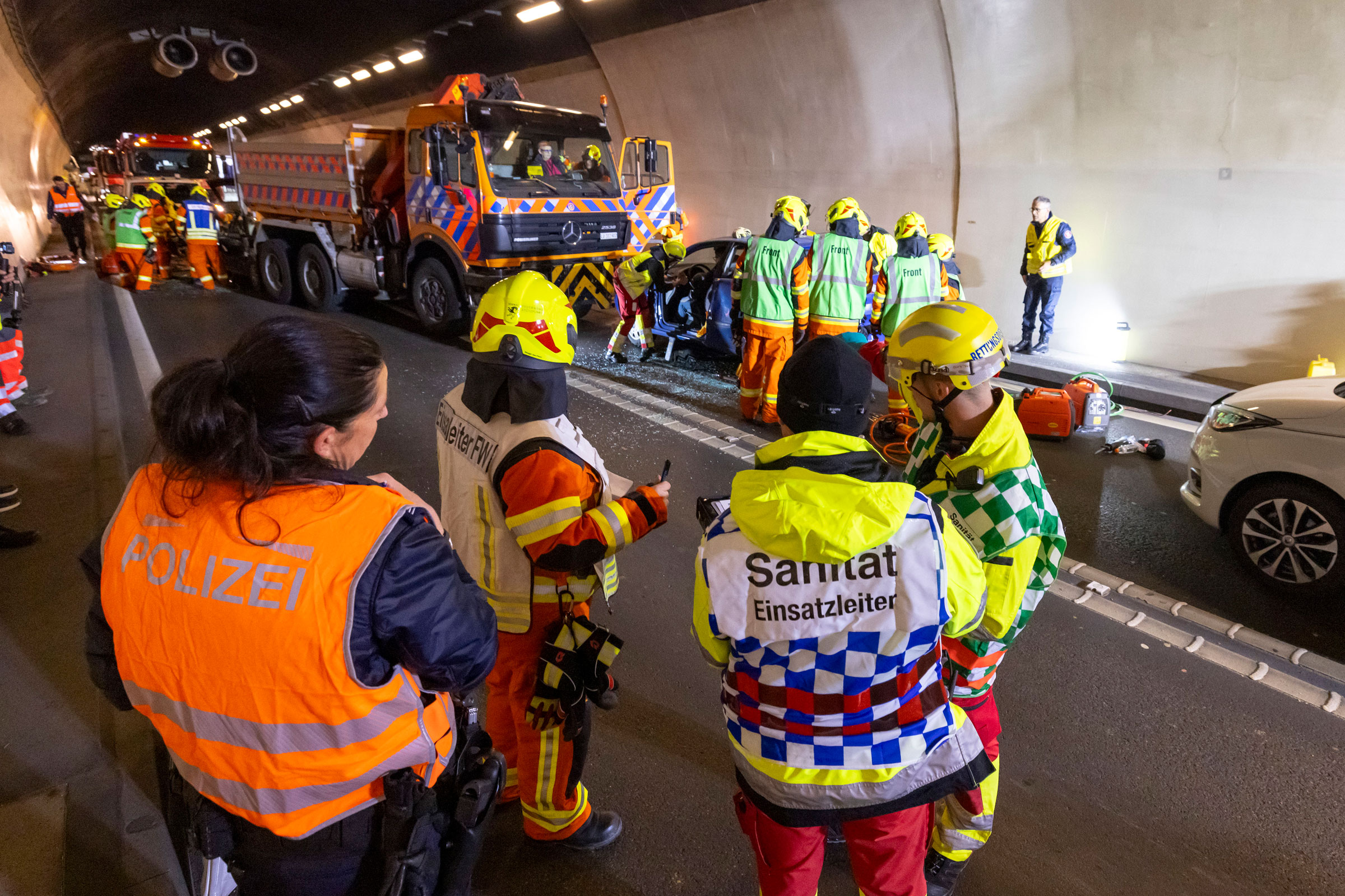 Zusammen mit Partnerorganisationen nimmt die Strassenrettungsgruppe an der Einsatzübung «Lopus» im Loppertunnel A8 in Hergiswil teil.