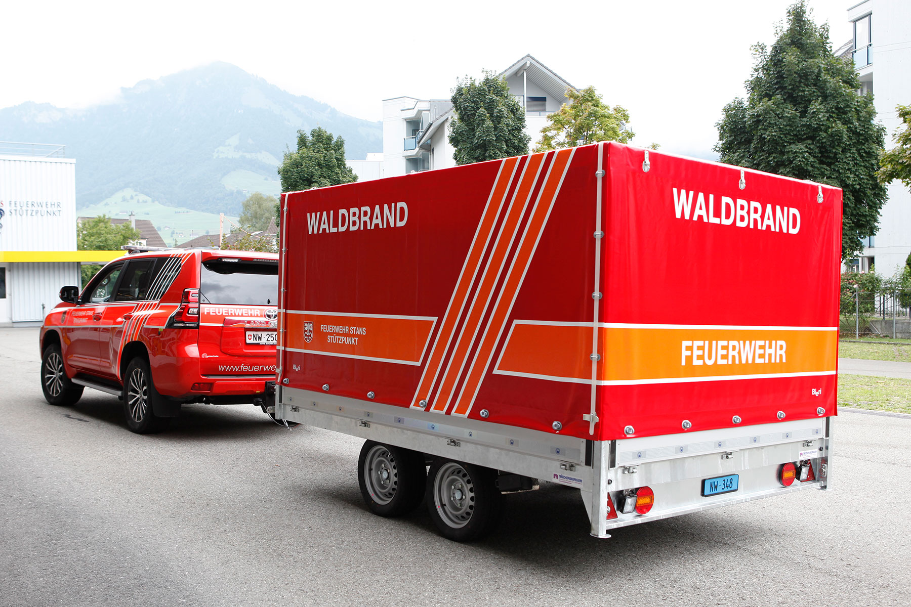 Ein neuer Anhänger mit Material zur Waldbrandbekämpfung trifft ein.