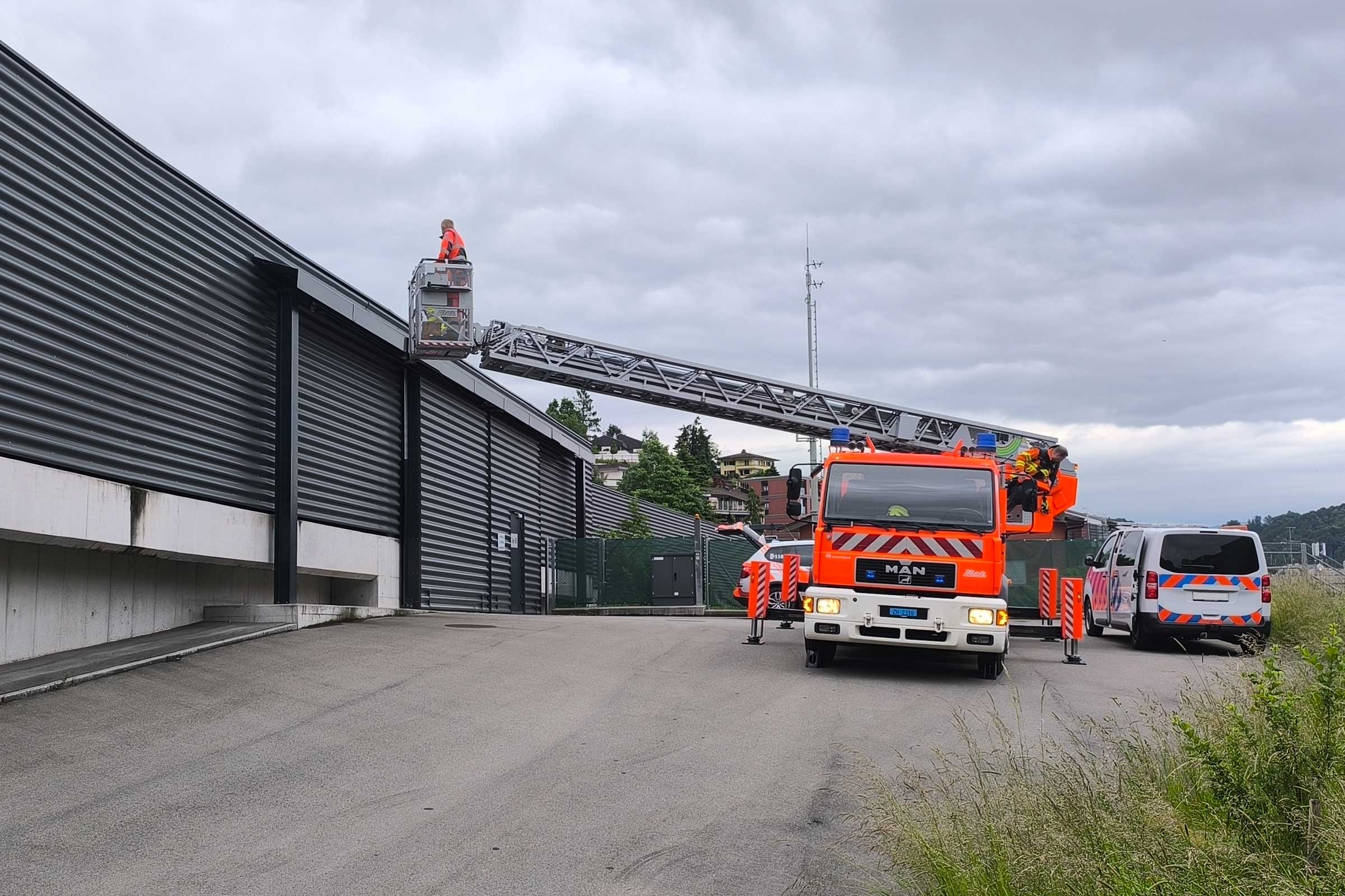 Mit der ADL wird eine Katze aus der Lärmschutzwand in Hergiswil gerettet.
