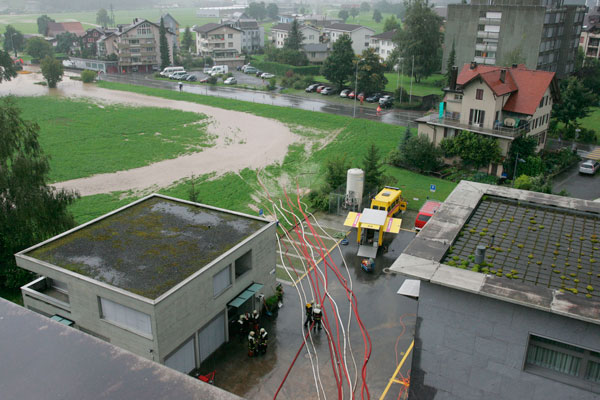 Unzählige Pumpen und Schläuche sind allein beim Spital im Einsatz.