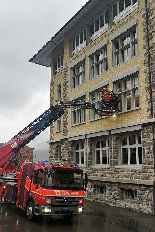 An einer Evakuationsübung der Beckenrieder Schule hat die Autodrehleiter eine Aufgabe.
