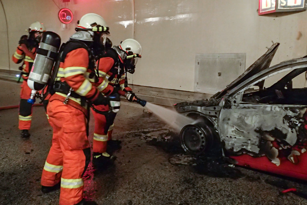 Die heissen Teile des Autos werden weiterhin mit Wasser gekühlt...