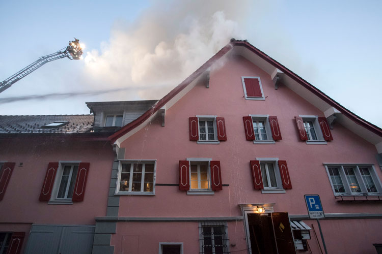 Rauch dringt aus dem Dach.