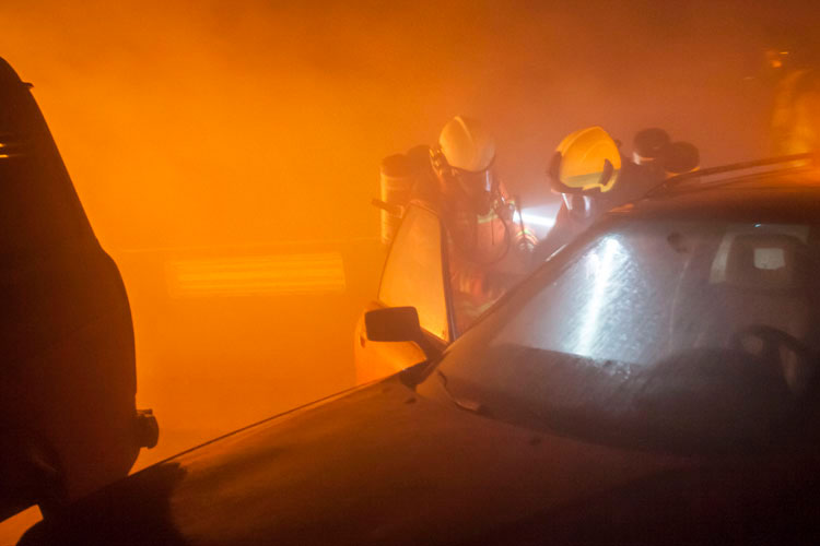 In den Übungen sind es  lebensgrosse Puppen, die die Feuerwehrleute retten müssen.