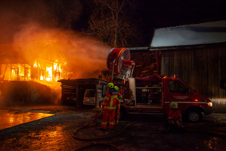 Mit dem mobilen Grossventilator erzeugt die Stützpunktfeuerwehr Wassernebel zur Kühlung der Umgebung.