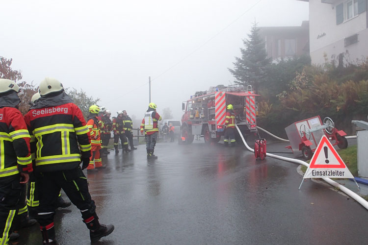 Die Stützpunktfeuerwehr Stans unterstützt die Feuerwehr Emmetten beim Brand in einem Wohnhaus. Am 2. November gibt es erneut einen ähnlichen Einsatz in Emmetten.