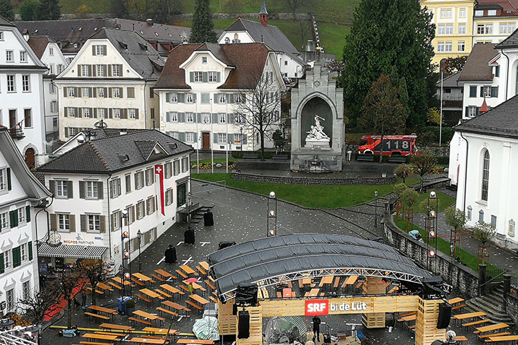 Während der Dorfplatz für die Livesendung «SRF bi de Lüt» gesperrt ist, fährt das TLF über die Nägeligasse zu einem Brandalarm in der Mürgstrasse.